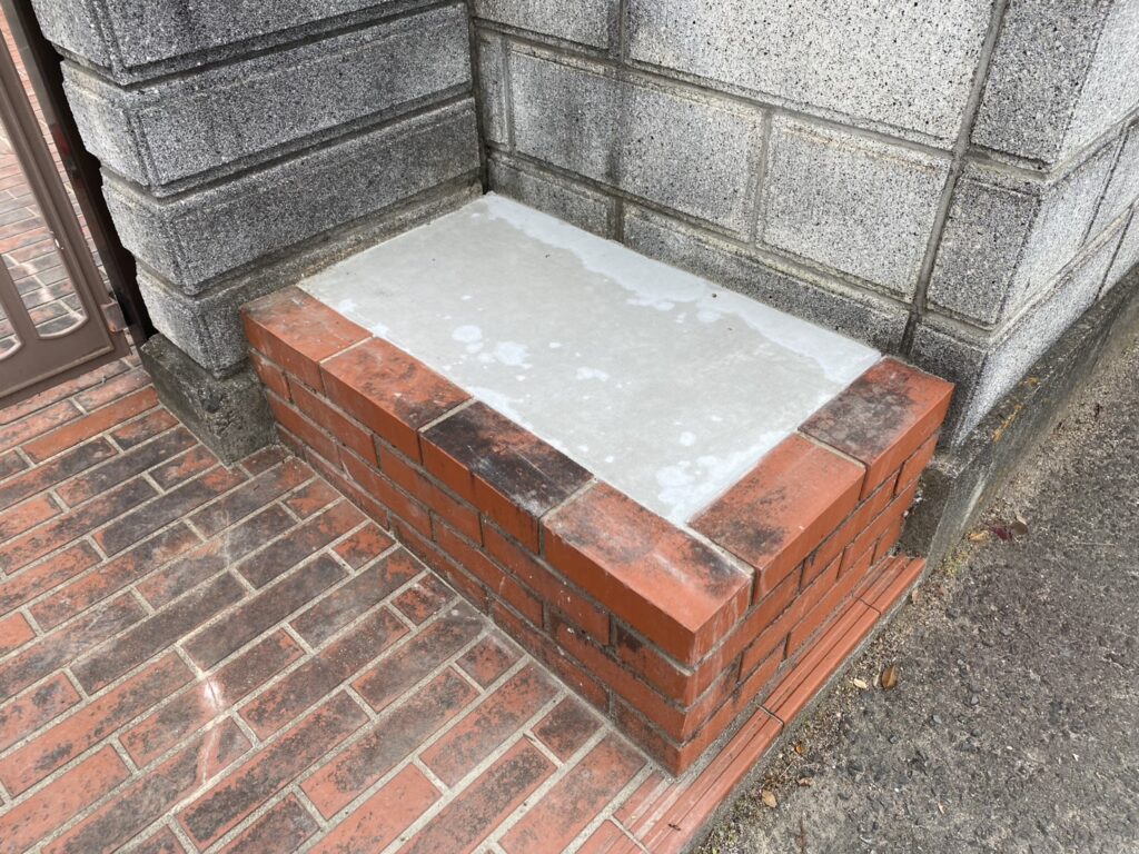 【高松市ＫＵ様邸】雑草対策＆庭仕舞い工事｜裏庭やお家周りの雑草対策，波板ポリカ交換等の仕上げ中 (株)カインズガーデン