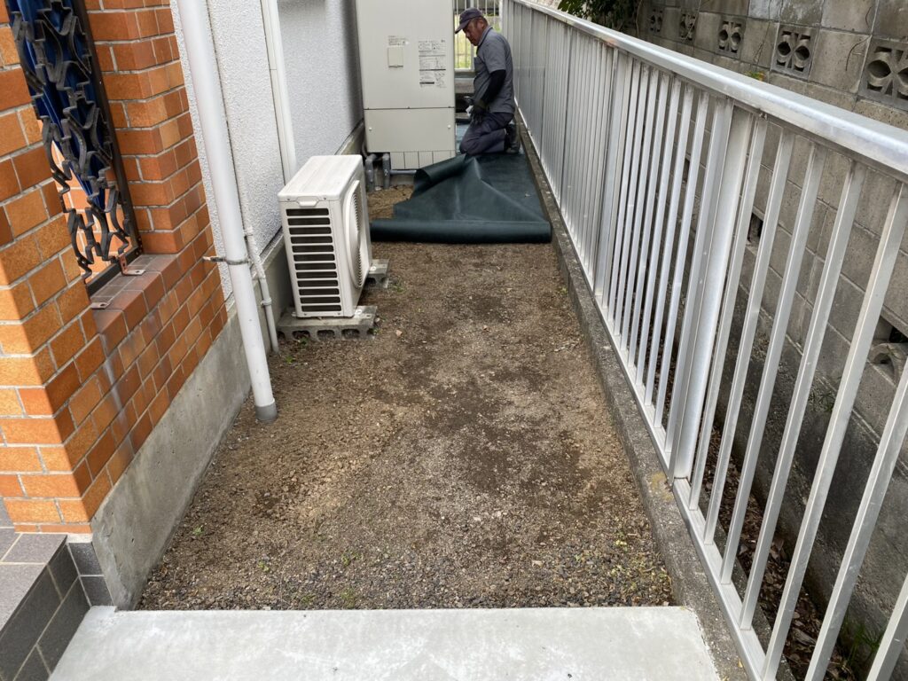 【高松市ＫＵ様邸】雑草対策＆庭仕舞い工事｜裏庭やお家周りの雑草対策，波板ポリカ交換等の仕上げ中 (株)カインズガーデン