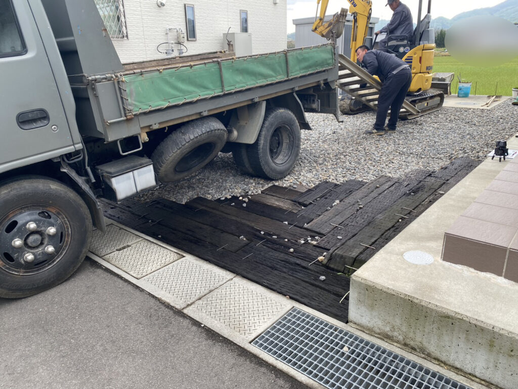 【丸亀市Ｙ様邸】駐車場とカーポート工事着工⛑｜砂利や枕木撤去・鋤取り等、駐車場リフォーム開始です (株)カインズガーデン