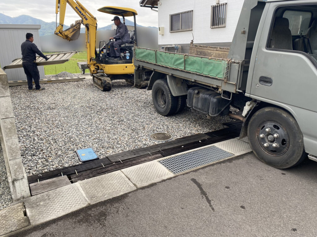 【丸亀市Ｙ様邸】駐車場とカーポート工事着工⛑｜砂利や枕木撤去・鋤取り等、駐車場リフォーム開始です (株)カインズガーデン
