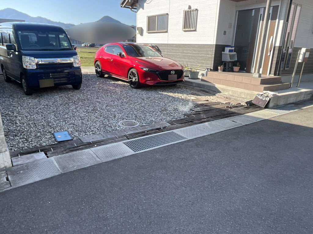 【丸亀市Ｙ様邸】駐車場とカーポート工事着工⛑｜砂利や枕木撤去・鋤取り等、駐車場リフォーム開始です (株)カインズガーデン