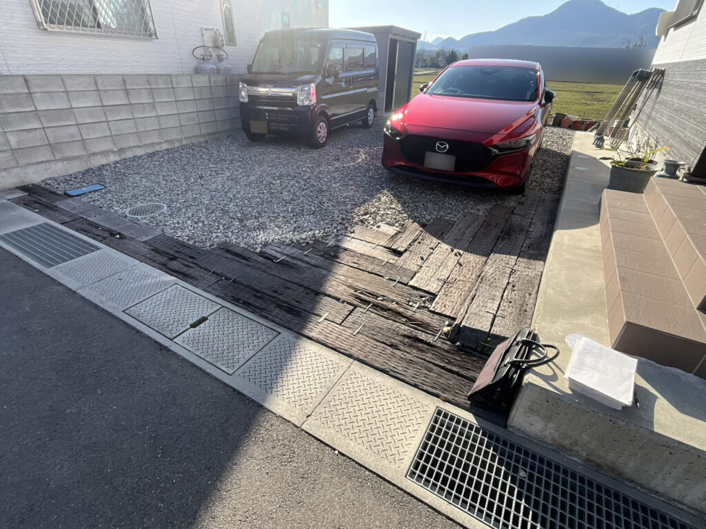 【丸亀市Ｙ様邸】駐車場とカーポート工事着工⛑｜砂利や枕木撤去・鋤取り等、駐車場リフォーム開始です (株)カインズガーデン