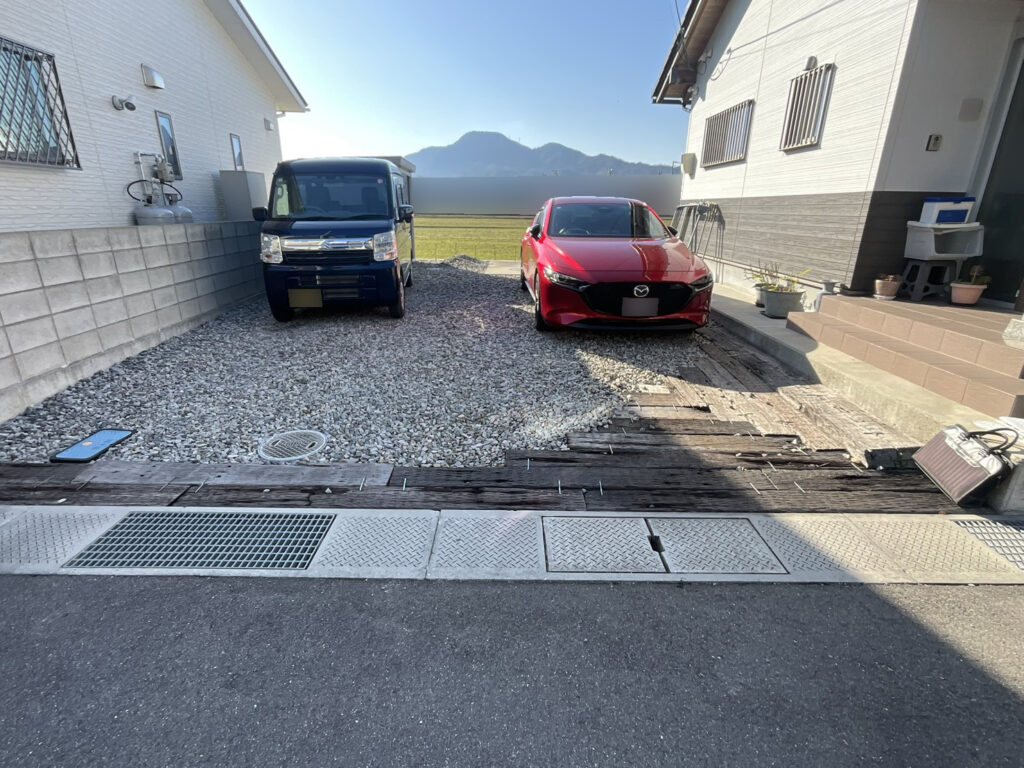 【丸亀市Ｙ様邸】駐車場とカーポート工事着工⛑｜砂利や枕木撤去・鋤取り等、駐車場リフォーム開始です (株)カインズガーデン