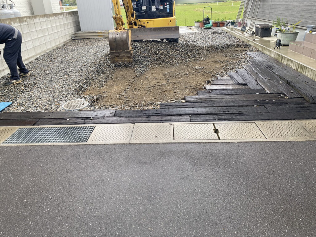 【丸亀市Ｙ様邸】駐車場とカーポート工事着工⛑｜砂利や枕木撤去・鋤取り等、駐車場リフォーム開始です (株)カインズガーデン