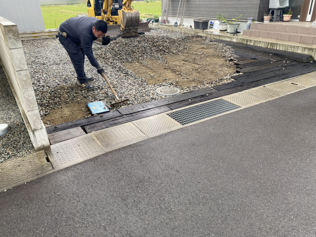 【丸亀市Ｙ様邸】駐車場とカーポート工事着工⛑｜砂利や枕木撤去・鋤取り等、駐車場リフォーム開始です (株)カインズガーデン