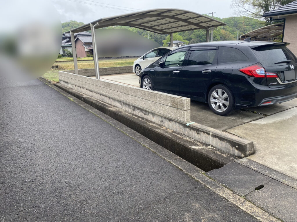 【まんのう町Ｓ様邸】垣根撤去＆目隠しフェンス工事｜敷地境界の化粧ブロック２段積みとフェンス柱完了 (株)カインズガーデン