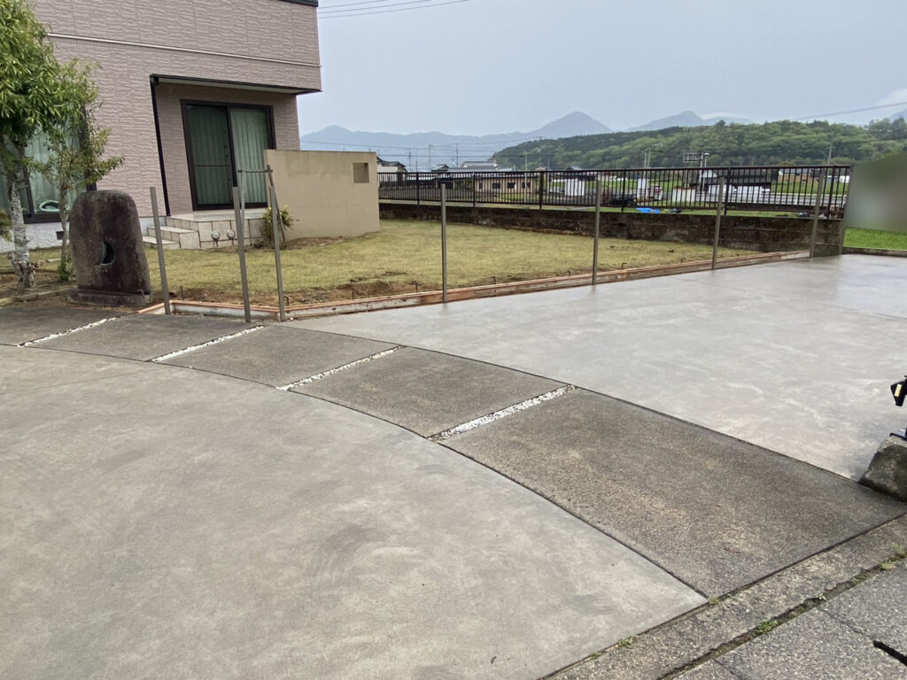 【まんのう町Ｓ様邸】垣根撤去＆目隠しフェンス工事｜敷地境界の化粧ブロック２段積みとフェンス柱完了 (株)カインズガーデン