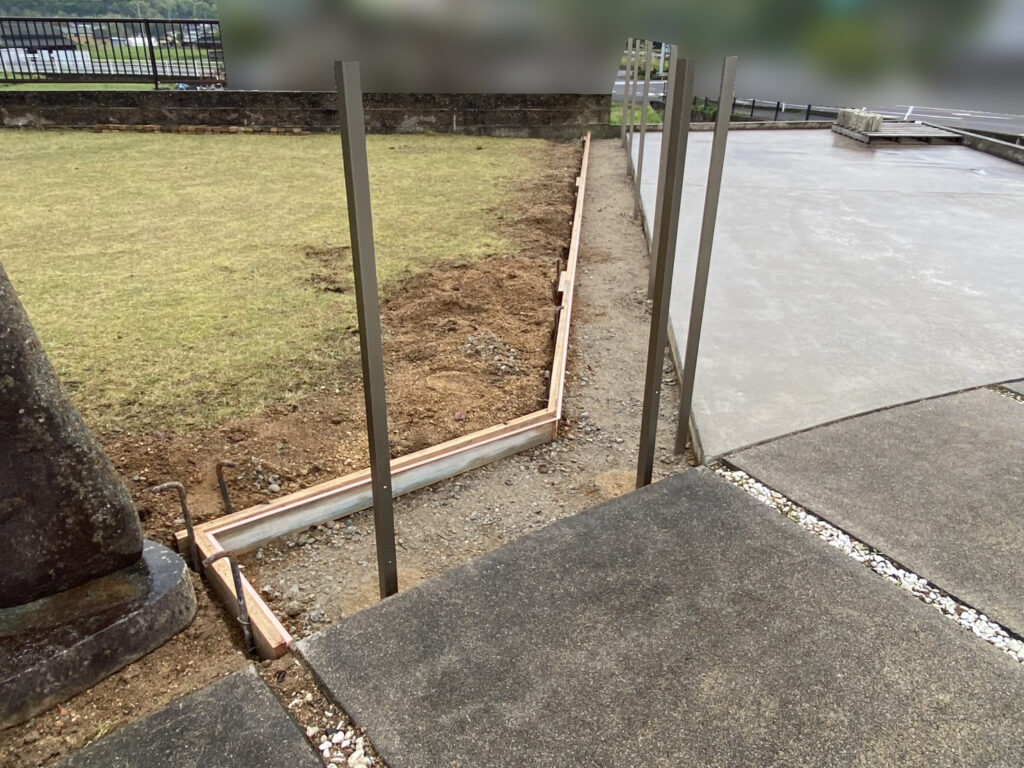 【まんのう町Ｓ様邸】垣根撤去＆目隠しフェンス工事｜敷地境界の化粧ブロック２段積みとフェンス柱完了 (株)カインズガーデン