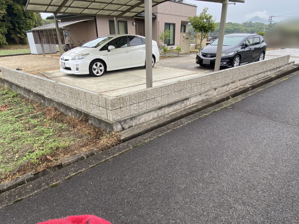 【まんのう町Ｓ様邸】垣根撤去＆目隠しフェンス工事｜敷地境界の化粧ブロック２段積みとフェンス柱完了 (株)カインズガーデン