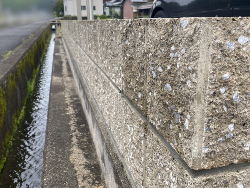 【まんのう町Ｓ様邸】垣根撤去＆目隠しフェンス工事｜敷地境界の化粧ブロック２段積みとフェンス柱完了 (株)カインズガーデン