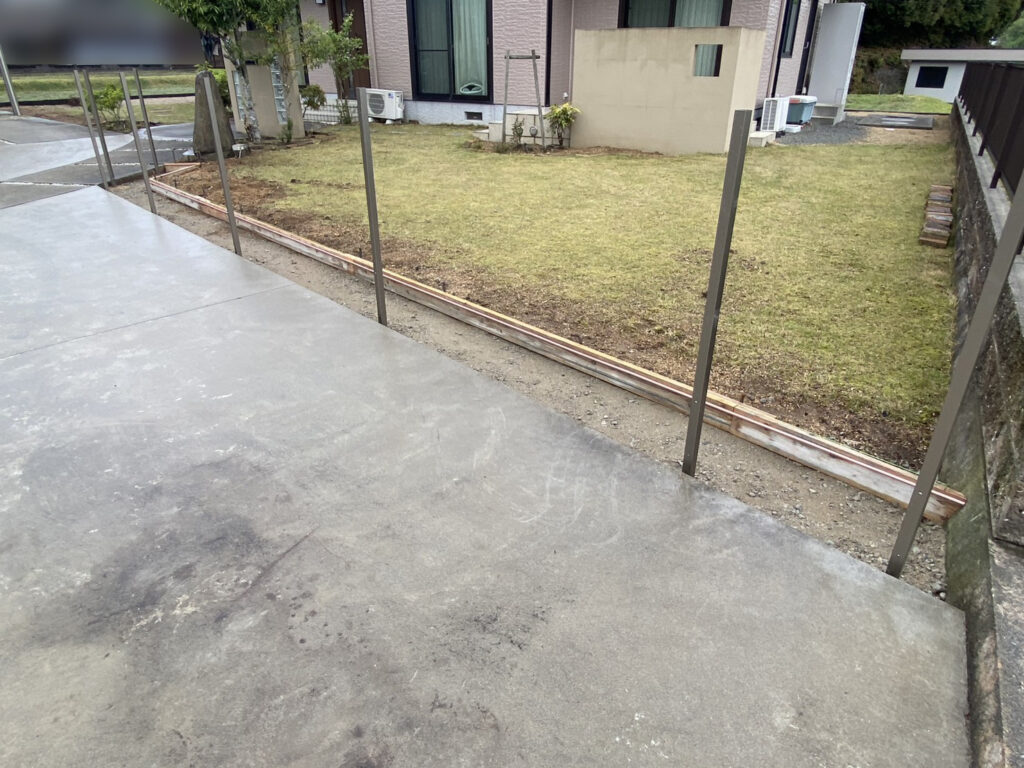 【まんのう町Ｓ様邸】垣根撤去＆目隠しフェンス工事｜敷地境界の化粧ブロック２段積みとフェンス柱完了 (株)カインズガーデン