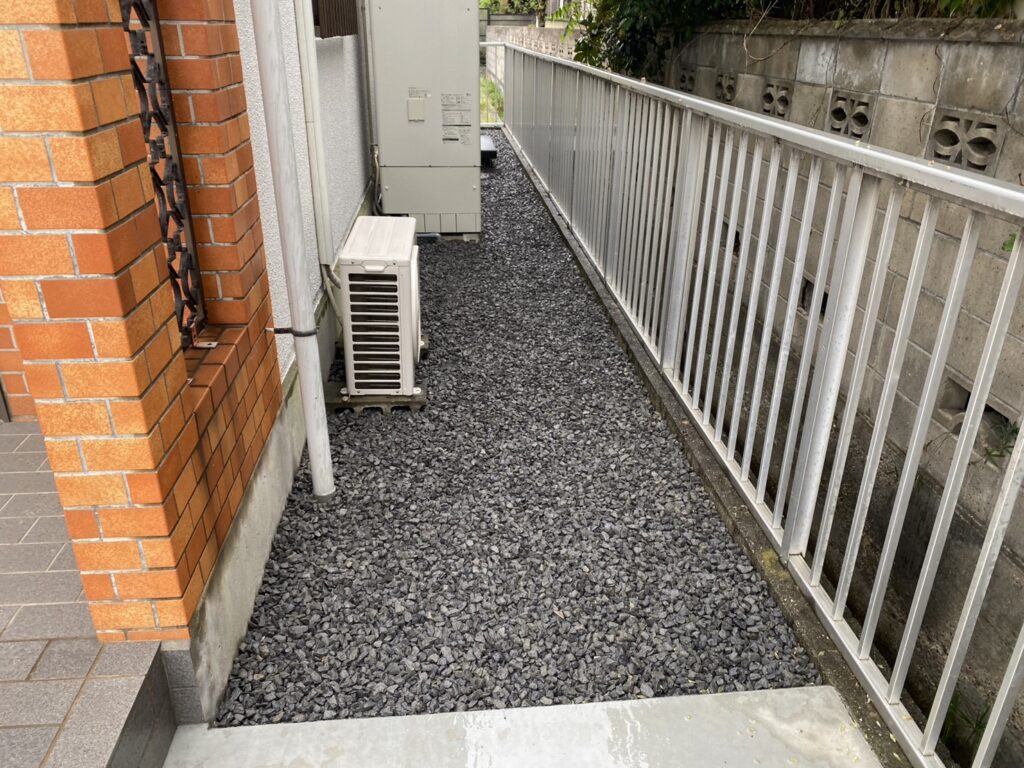 【高松市ＫＵ様邸】雑草対策＆庭仕舞い工事㊗完工｜お庭はコンクリート、裏庭は防草シートと砂利仕上げ (株)カインズガーデン