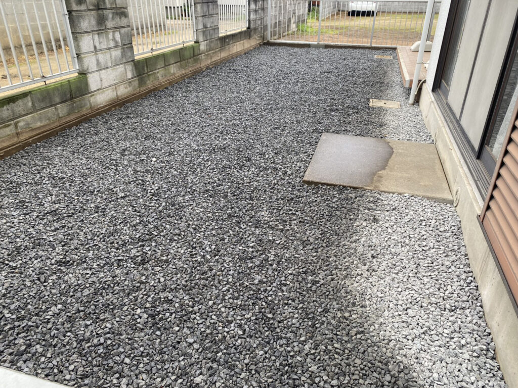【高松市ＫＵ様邸】雑草対策＆庭仕舞い工事㊗完工｜お庭はコンクリート、裏庭は防草シートと砂利仕上げ (株)カインズガーデン