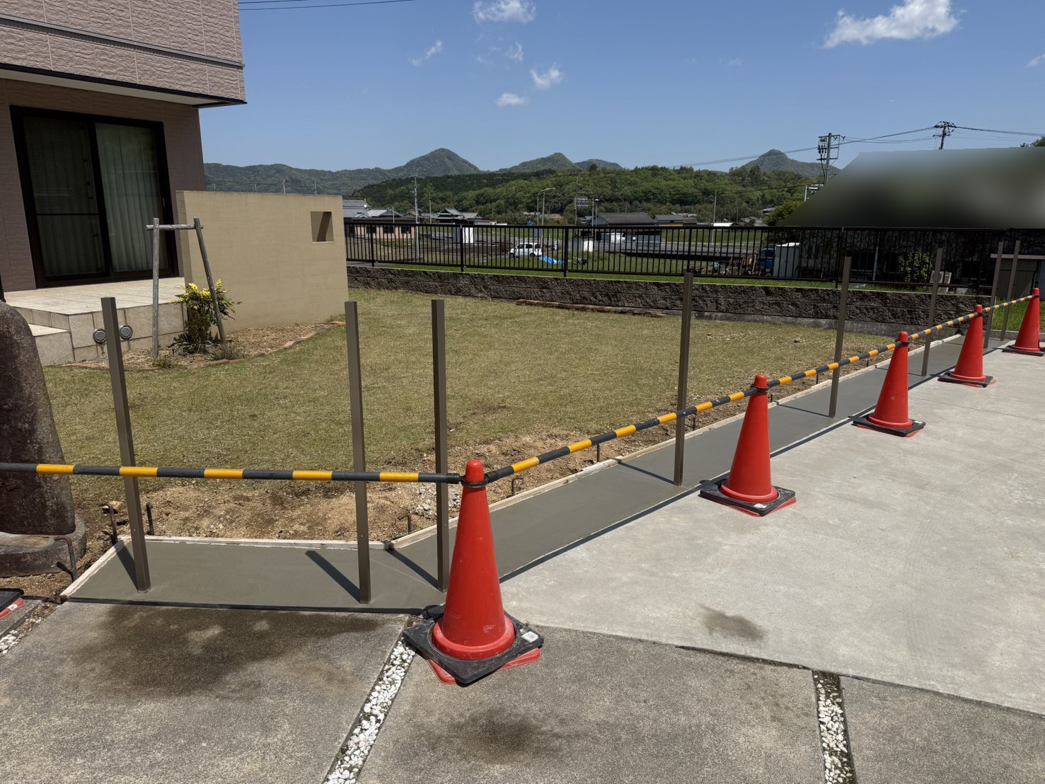 【まんのう町Ｓ様邸】垣根撤去＆目隠しフェンス工事｜敷地境界の化粧ブロック２段積みとフェンス柱完了 (株)カインズガーデン