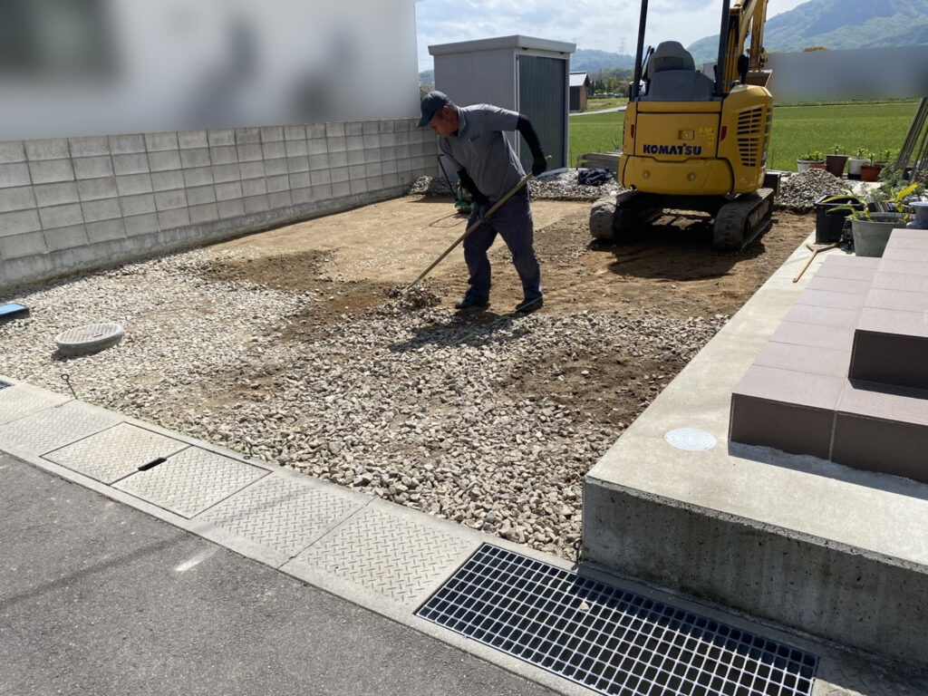 【丸亀市Ｙ様邸】駐車場とカーポート工事｜砂利撤去や鋤取り・カーポート柱完了！コンクリート打設中 (株)カインズガーデン