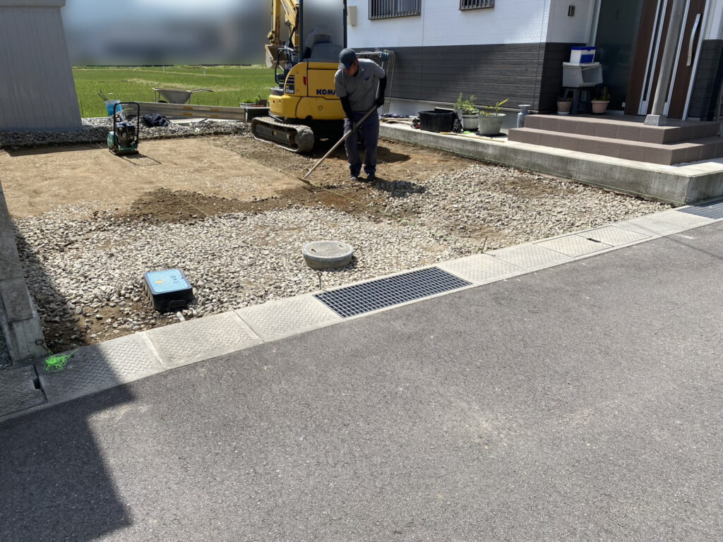 【丸亀市Ｙ様邸】駐車場とカーポート工事｜砂利撤去や鋤取り・カーポート柱完了！コンクリート打設中 (株)カインズガーデン