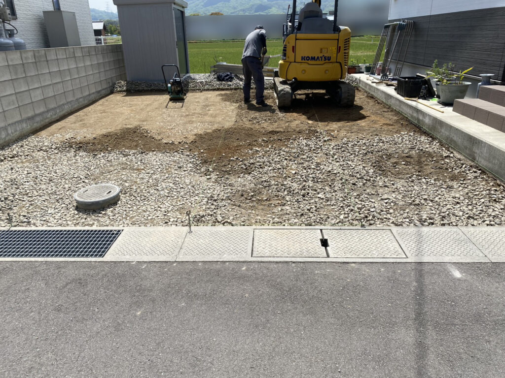 【丸亀市Ｙ様邸】駐車場とカーポート工事｜砂利撤去や鋤取り・カーポート柱完了！コンクリート打設中 (株)カインズガーデン