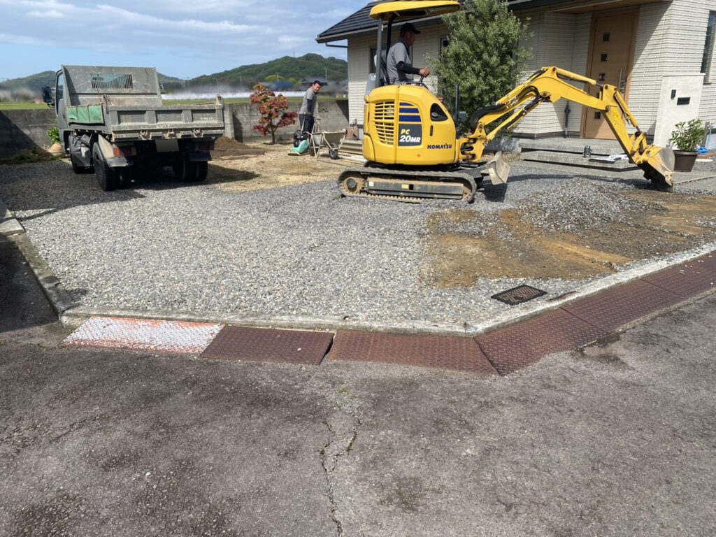【多度津町Ｔ様邸】雑草対策＆駐車場工事着工⛑｜既存砂利撤去し駐車場のコンクリート打設準備をします (株)カインズガーデン