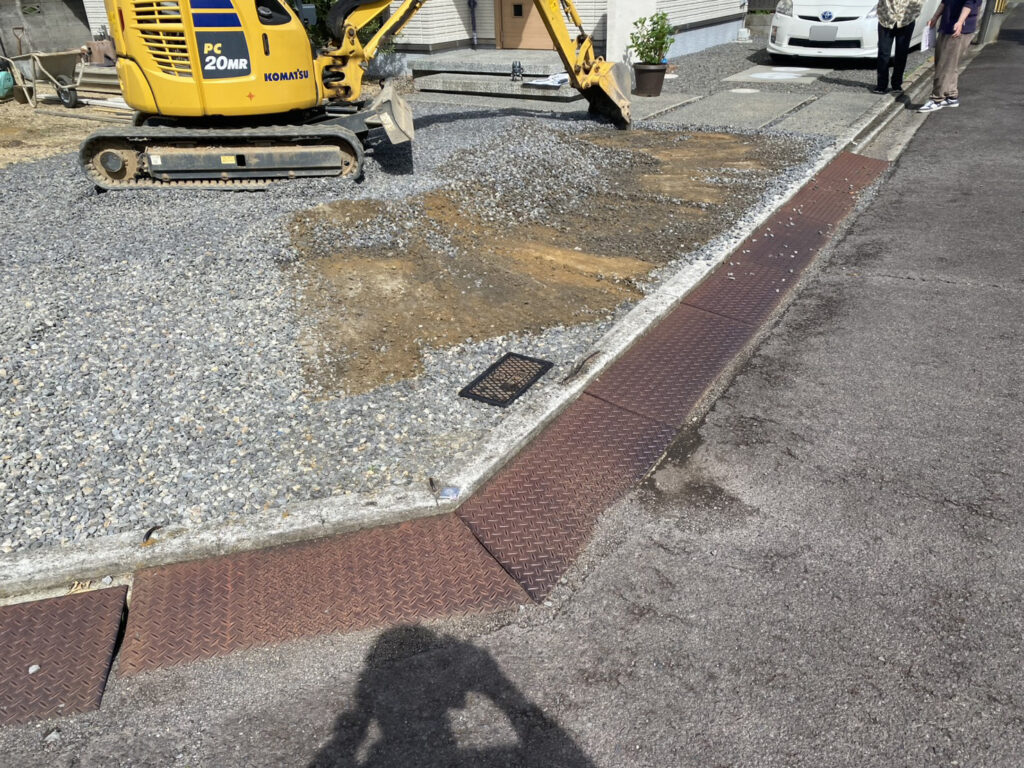 【多度津町Ｔ様邸】雑草対策＆駐車場工事着工⛑｜既存砂利撤去し駐車場のコンクリート打設準備をします (株)カインズガーデン