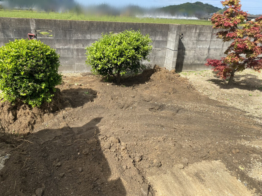 【多度津町Ｔ様邸】雑草対策＆駐車場工事着工⛑｜既存砂利撤去し駐車場のコンクリート打設準備をします (株)カインズガーデン