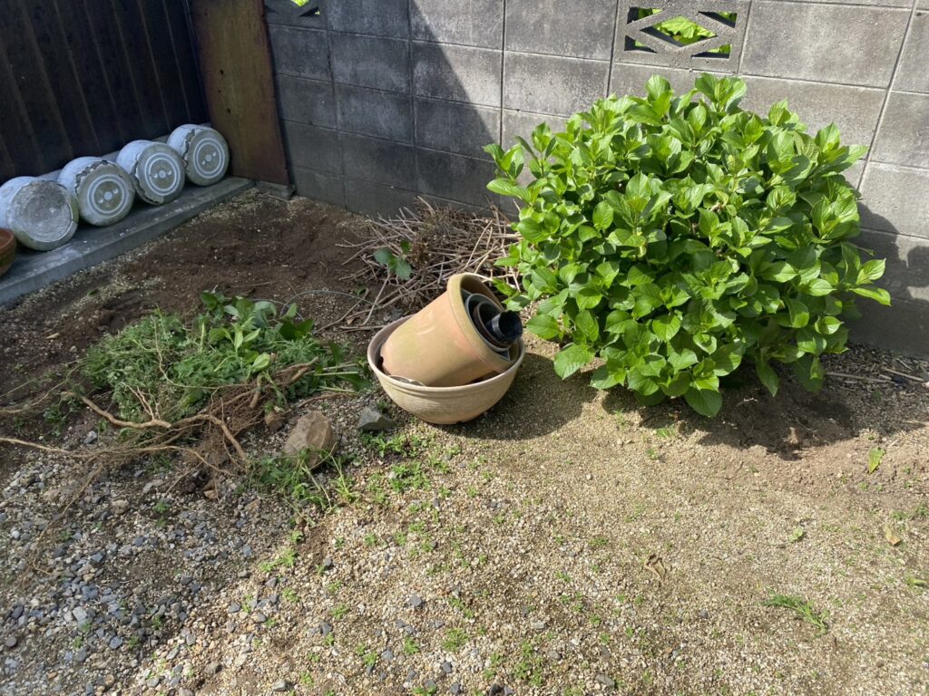 【多度津町Ｔ様邸】雑草対策＆駐車場工事着工⛑｜既存砂利撤去し駐車場のコンクリート打設準備をします (株)カインズガーデン