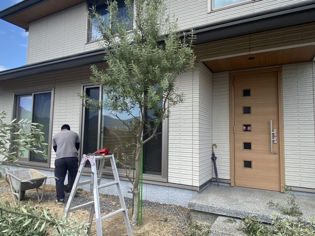 【多度津町Ｔ様邸】雑草対策＆駐車場工事着工⛑｜既存砂利撤去し駐車場のコンクリート打設準備をします (株)カインズガーデン