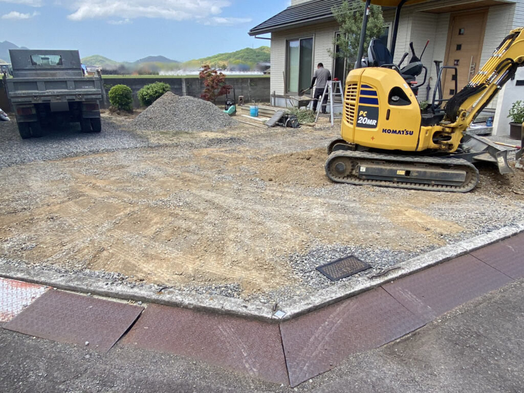 【多度津町Ｔ様邸】雑草対策＆駐車場工事着工⛑｜既存砂利撤去し駐車場のコンクリート打設準備をします (株)カインズガーデン