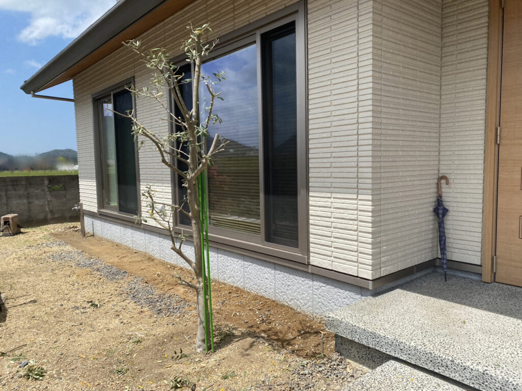 【多度津町Ｔ様邸】雑草対策＆駐車場工事着工⛑｜既存砂利撤去し駐車場のコンクリート打設準備をします (株)カインズガーデン