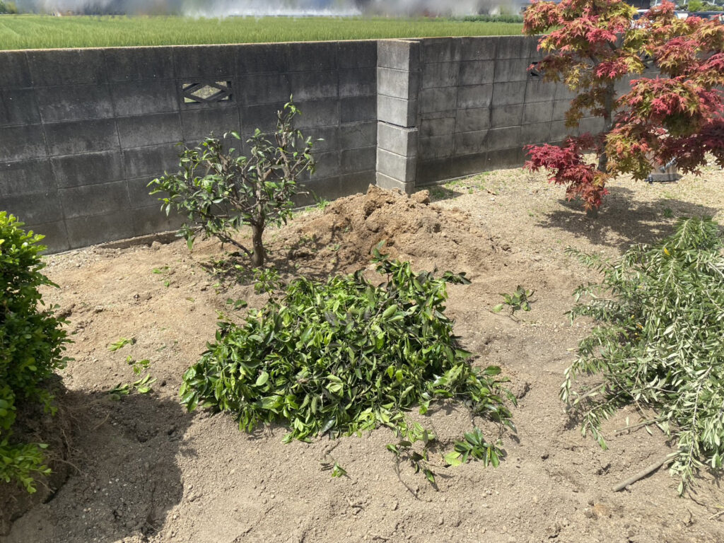 【多度津町Ｔ様邸】雑草対策＆駐車場工事着工⛑｜既存砂利撤去し駐車場のコンクリート打設準備をします (株)カインズガーデン