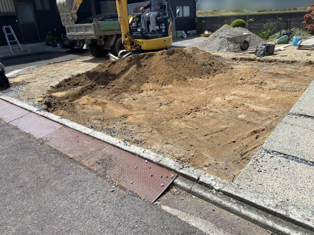 【多度津町Ｔ様邸】雑草対策＆駐車場工事着工⛑｜既存砂利撤去し駐車場のコンクリート打設準備をします (株)カインズガーデン