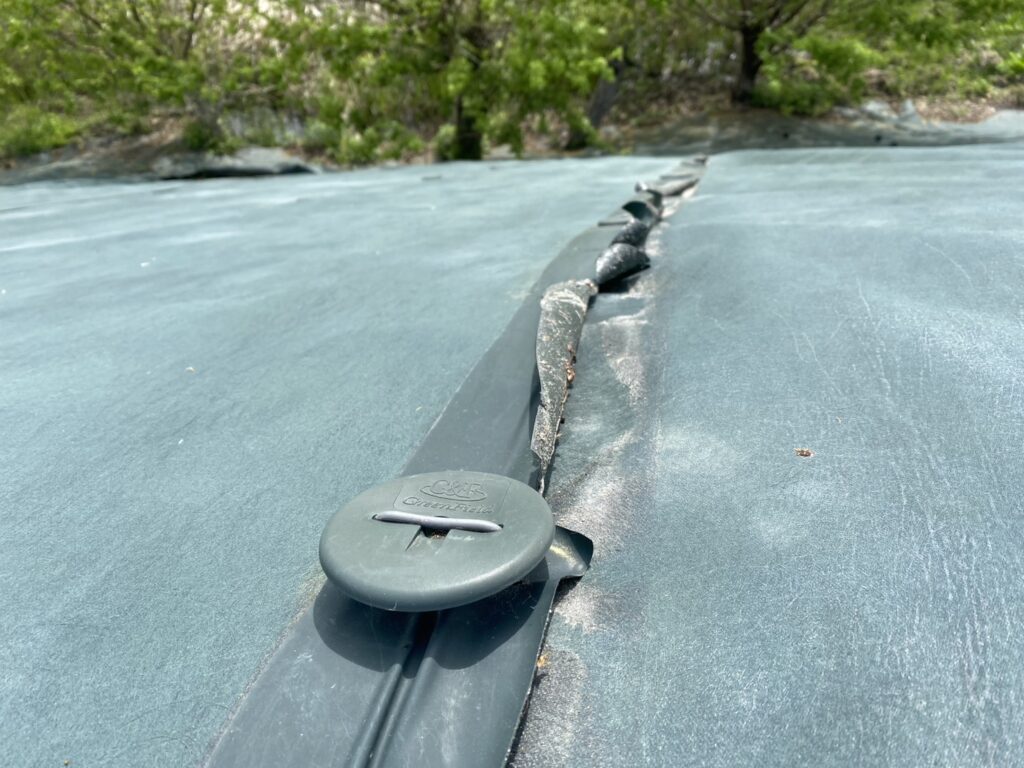 【綾川町Ｔ様邸】雑草対策工事｜田んぼ法面の防草シート（テープ劣化やイノシシが遊んだあと）修繕 (株)カインズガーデン