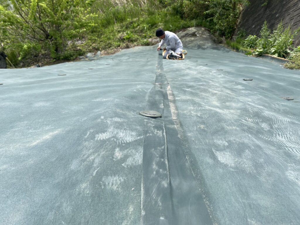 【綾川町Ｔ様邸】雑草対策工事｜田んぼ法面の防草シート（テープ劣化やイノシシが遊んだあと）修繕 (株)カインズガーデン