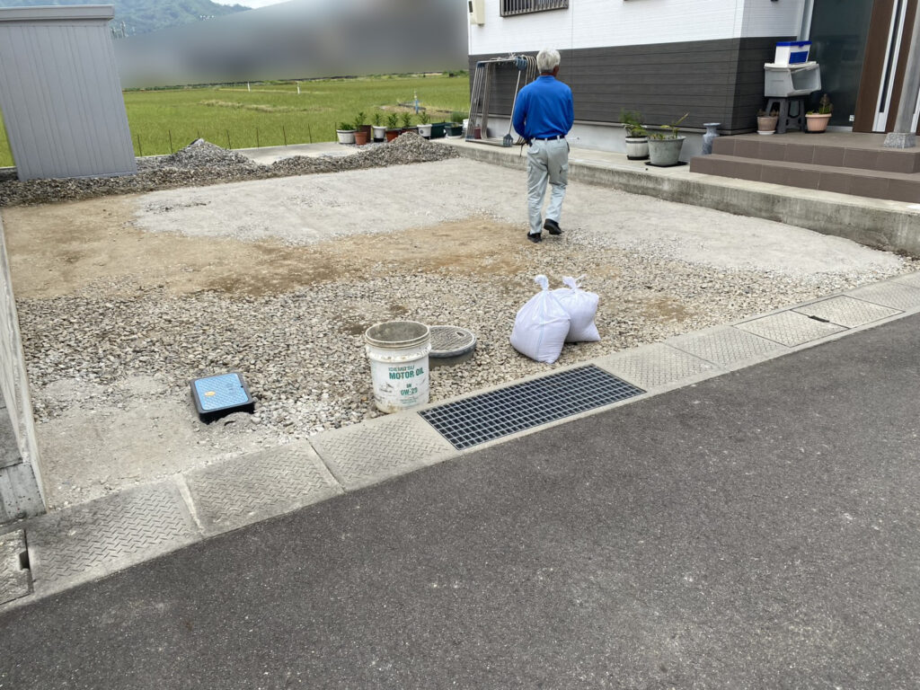 【丸亀市Ｙ様邸】駐車場とカーポート工事｜砂利撤去や鋤取り・カーポート柱完了！コンクリート打設中 (株)カインズガーデン