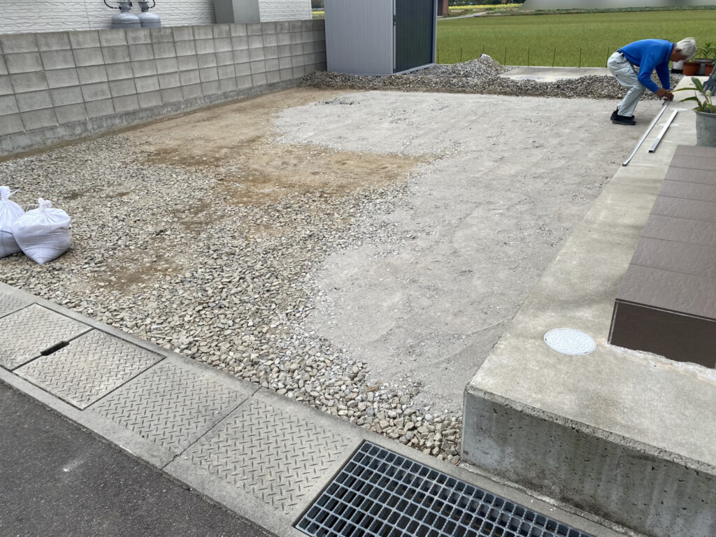 【丸亀市Ｙ様邸】駐車場とカーポート工事｜砂利撤去や鋤取り・カーポート柱完了！コンクリート打設中 (株)カインズガーデン