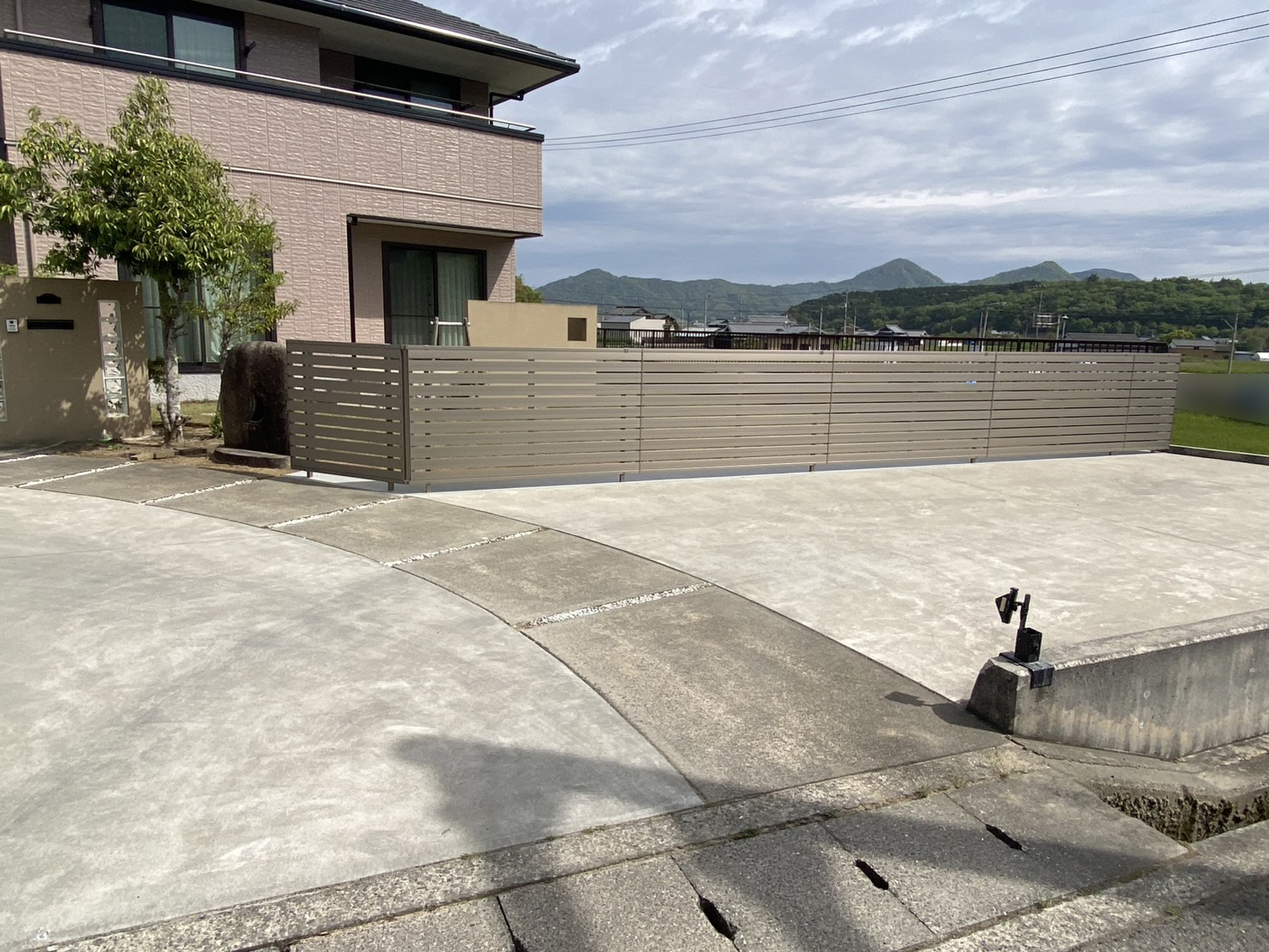 【まんのう町Ｓ様邸】垣根撤去＆目隠しフェンス工事㊗完工｜スッキリ綺麗✨目隠しフェンス完成 (株)カインズガーデン