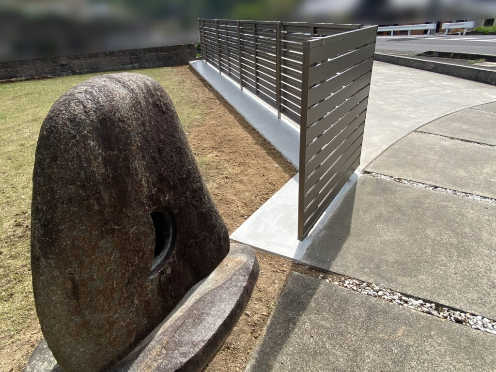 【まんのう町Ｓ様邸】垣根撤去＆目隠しフェンス工事㊗完工｜スッキリ綺麗✨目隠しフェンス完成 (株)カインズガーデン