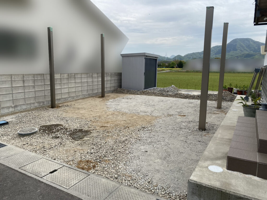 【丸亀市Ｙ様邸】駐車場とカーポート工事｜砂利撤去や鋤取り・カーポート柱完了！コンクリート打設中 (株)カインズガーデン