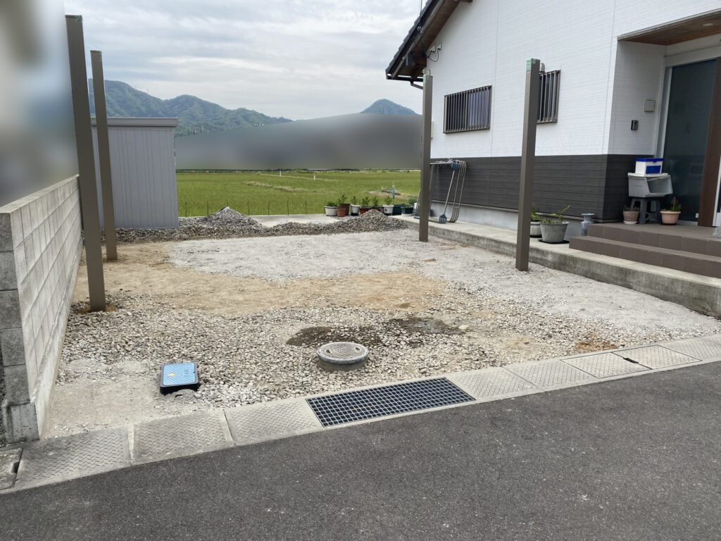 【丸亀市Ｙ様邸】駐車場とカーポート工事｜砂利撤去や鋤取り・カーポート柱完了！コンクリート打設中 (株)カインズガーデン