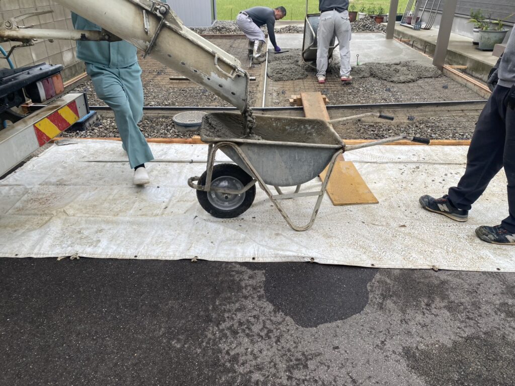 【丸亀市Ｙ様邸】駐車場とカーポート工事｜砂利撤去や鋤取り・カーポート柱完了！コンクリート打設中 (株)カインズガーデン