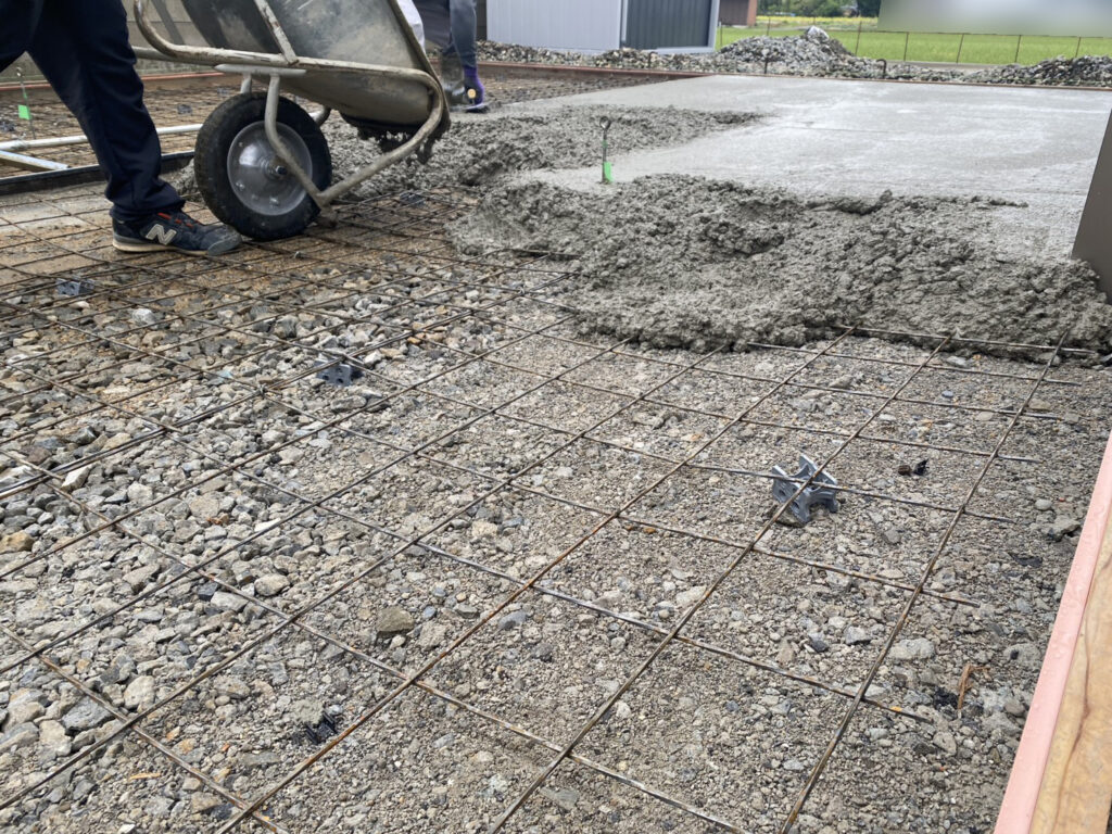 【丸亀市Ｙ様邸】駐車場とカーポート工事｜砂利撤去や鋤取り・カーポート柱完了！コンクリート打設中 (株)カインズガーデン