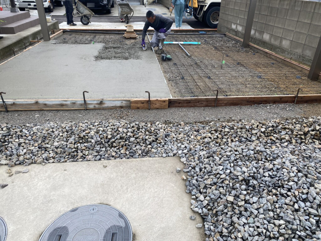 【丸亀市Ｙ様邸】駐車場とカーポート工事｜砂利撤去や鋤取り・カーポート柱完了！コンクリート打設中 (株)カインズガーデン