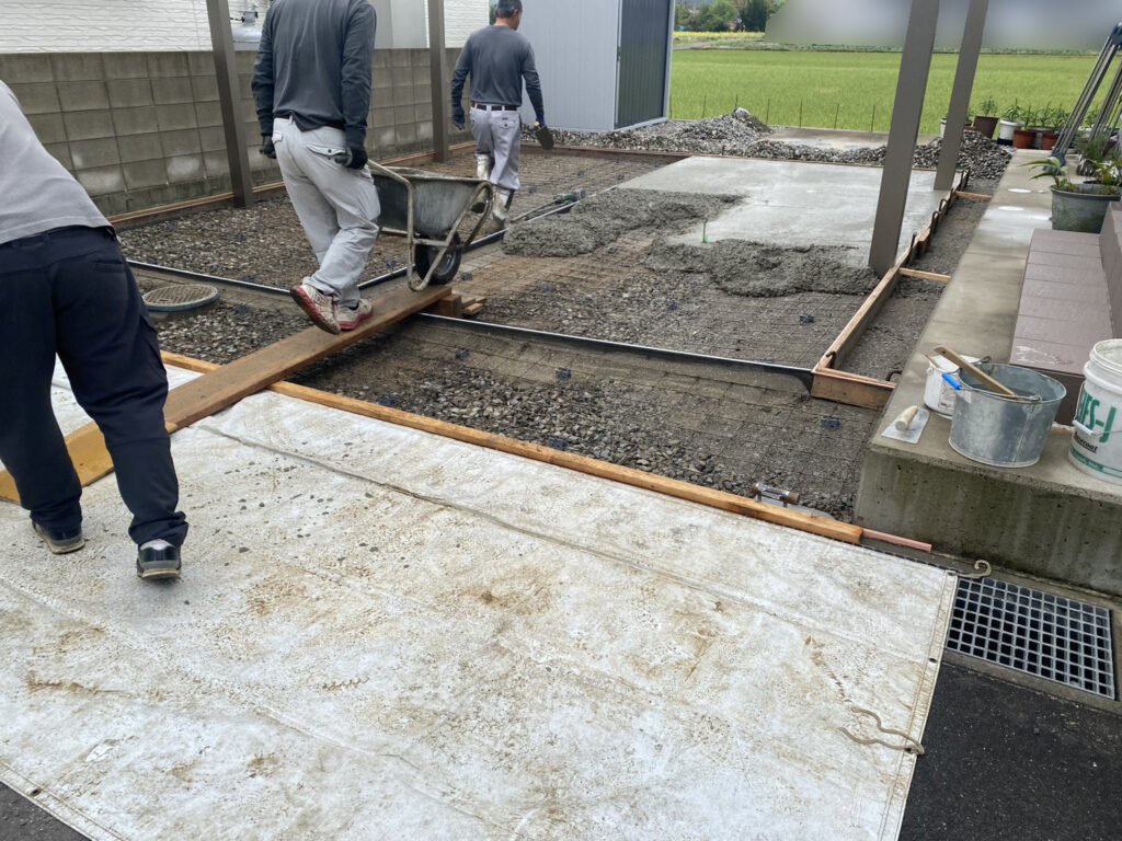 【丸亀市Ｙ様邸】駐車場とカーポート工事｜砂利撤去や鋤取り・カーポート柱完了！コンクリート打設中 (株)カインズガーデン