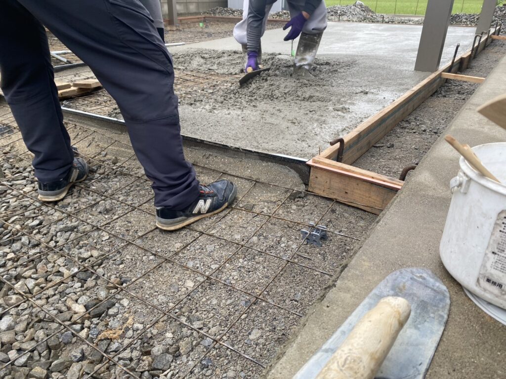 【丸亀市Ｙ様邸】駐車場とカーポート工事｜砂利撤去や鋤取り・カーポート柱完了！コンクリート打設中 (株)カインズガーデン