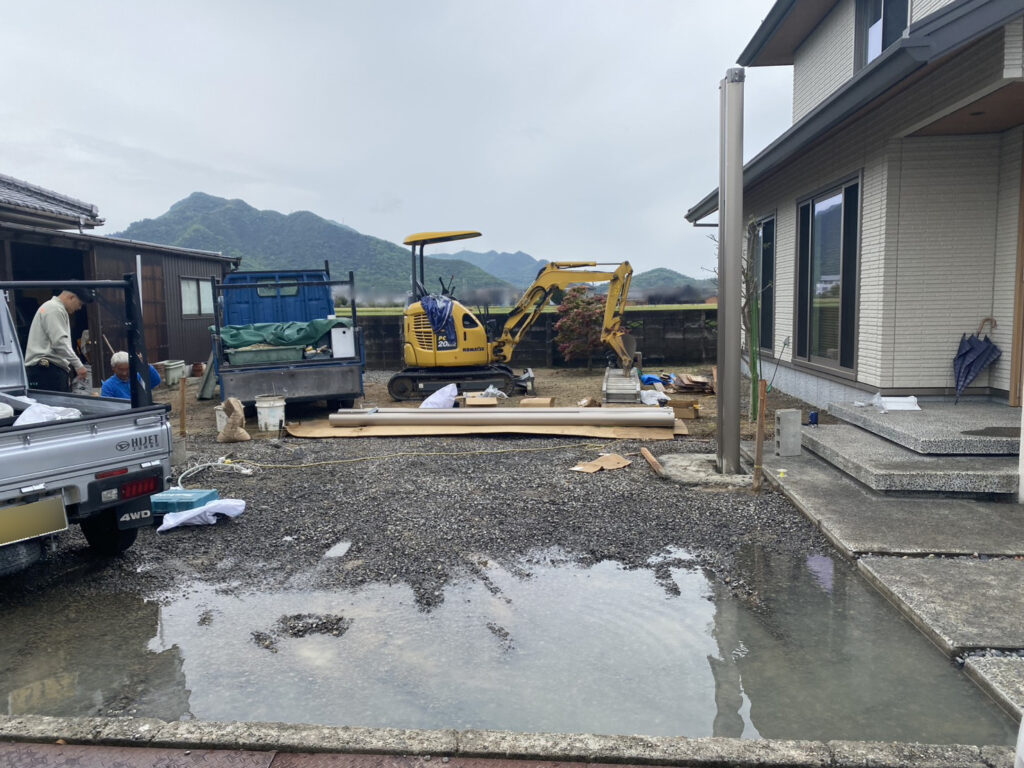 【多度津町Ｔ様邸】雑草対策＆駐車場工事｜カーポート柱を建て、駐車場や物置下の土間コンクリート打設 (株)カインズガーデン