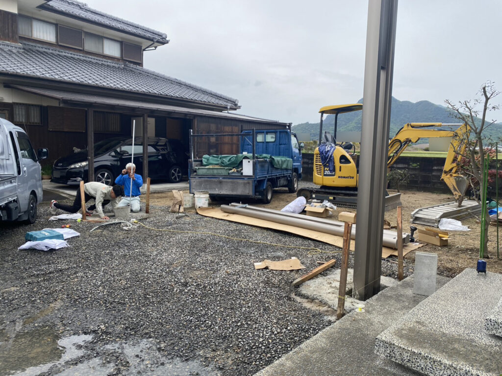 【多度津町Ｔ様邸】雑草対策＆駐車場工事｜カーポート柱を建て、駐車場や物置下の土間コンクリート打設 (株)カインズガーデン