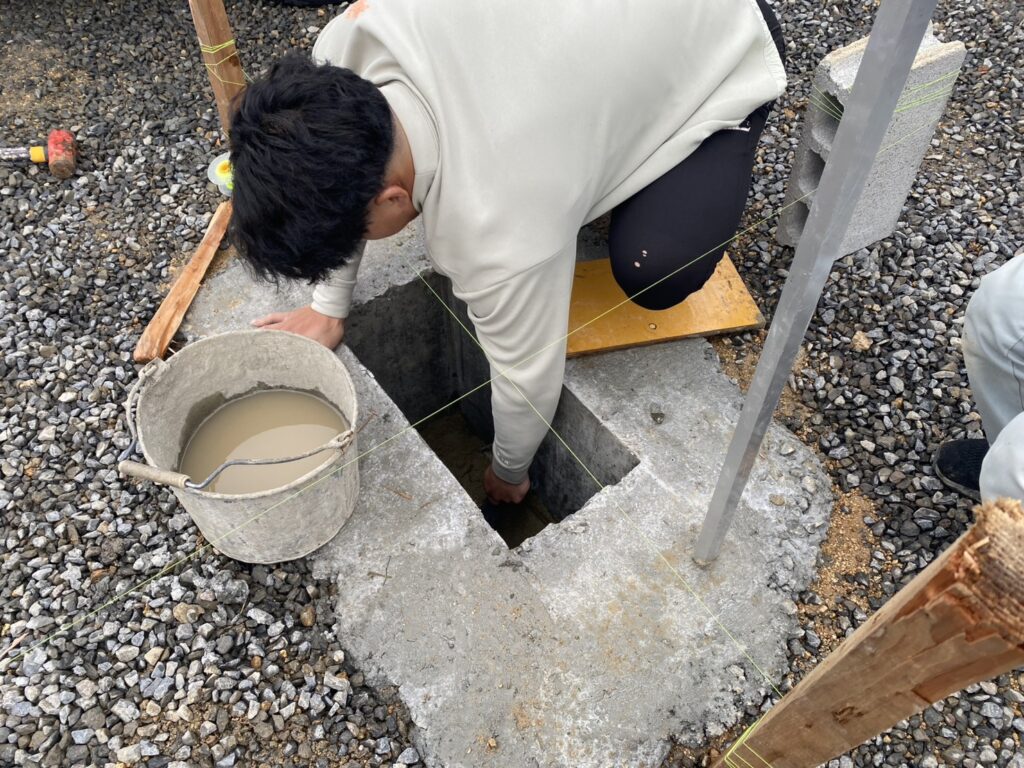 【多度津町Ｔ様邸】雑草対策＆駐車場工事｜カーポート柱を建て、駐車場や物置下の土間コンクリート打設 (株)カインズガーデン