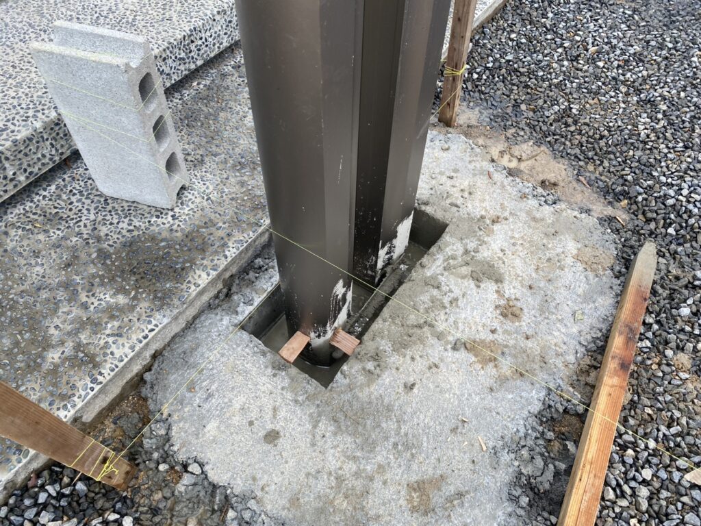 【多度津町Ｔ様邸】雑草対策＆駐車場工事｜カーポート柱を建て、駐車場や物置下の土間コンクリート打設 (株)カインズガーデン