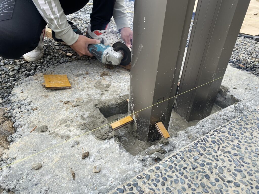 【多度津町Ｔ様邸】雑草対策＆駐車場工事｜カーポート柱を建て、駐車場や物置下の土間コンクリート打設 (株)カインズガーデン