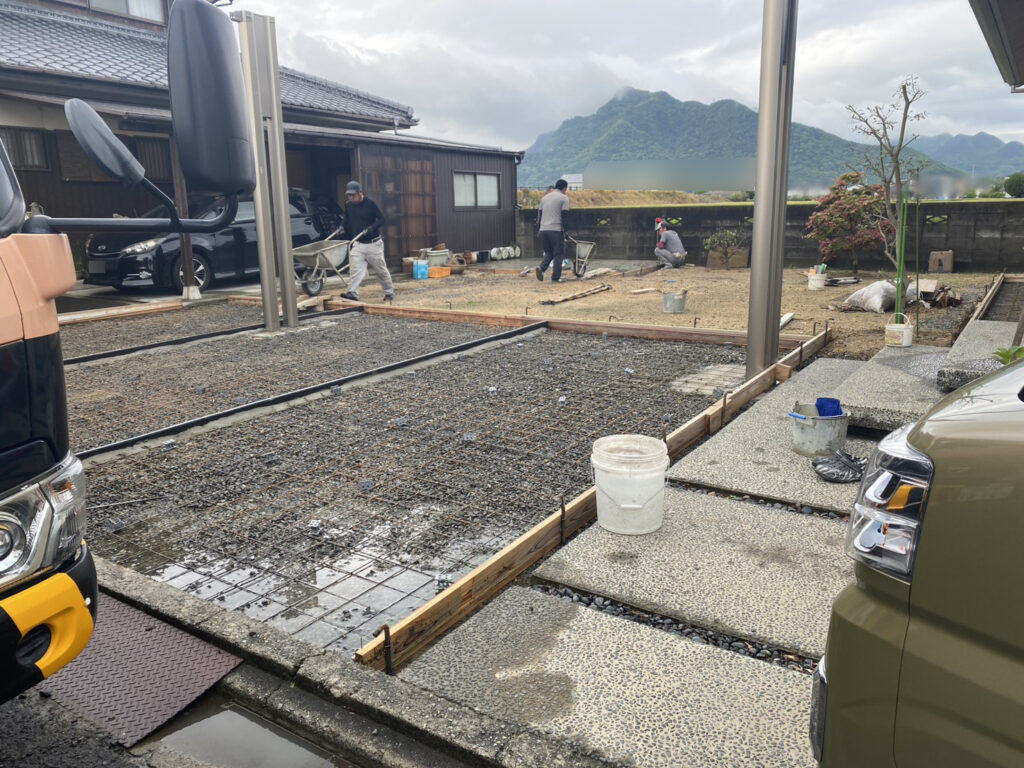 【多度津町Ｔ様邸】雑草対策＆駐車場工事｜カーポート柱を建て、駐車場や物置下の土間コンクリート打設 (株)カインズガーデン
