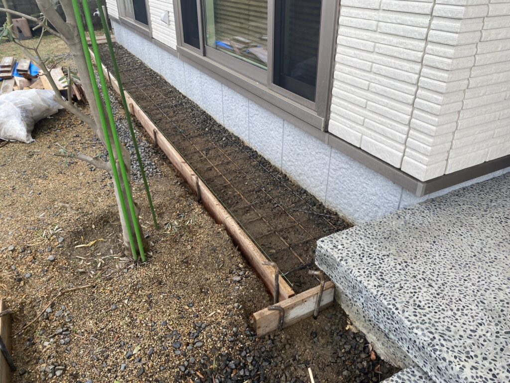 【多度津町Ｔ様邸】雑草対策＆駐車場工事｜カーポート柱を建て、駐車場や物置下の土間コンクリート打設 (株)カインズガーデン